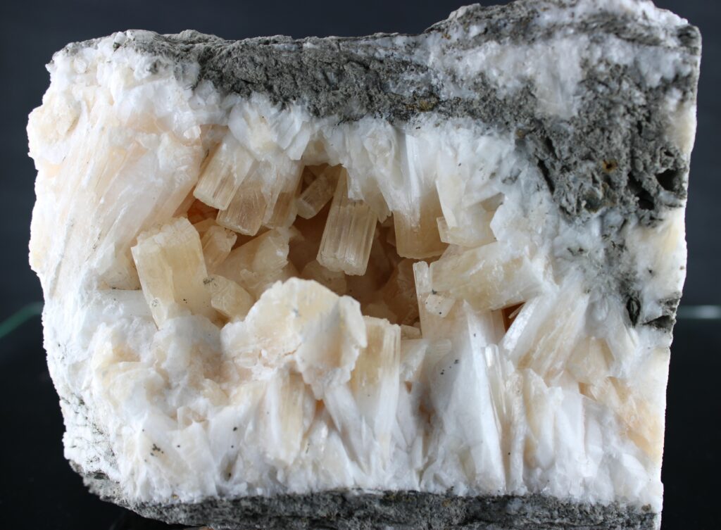 Brauner, prismatischer Strontianit, 13x7x11cm, Fundort: Beckum